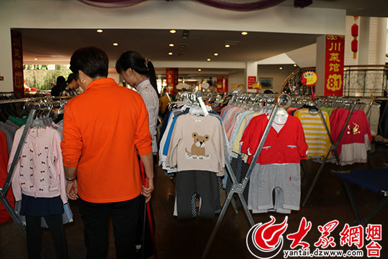 龙口南山韩品特卖会火爆开启 日用百货低至1-5折引市民抢购